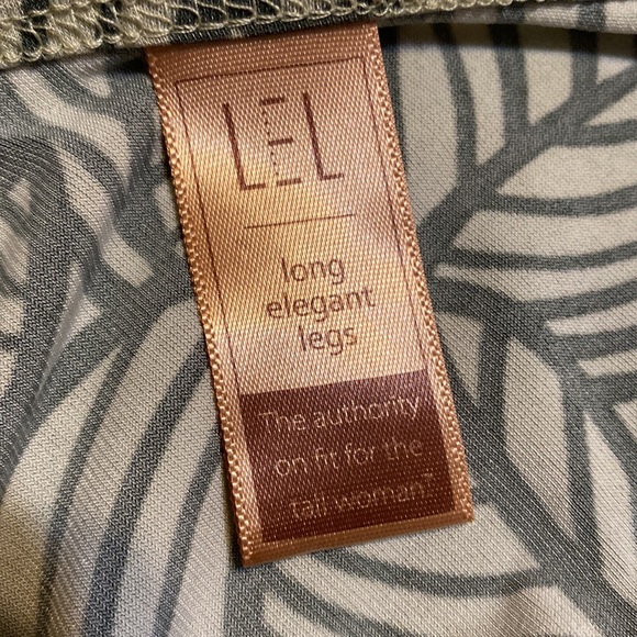 Long Elegant Legs maxi dress.  Deep green print.  Size medium. Worn once - Picture 7 of 10